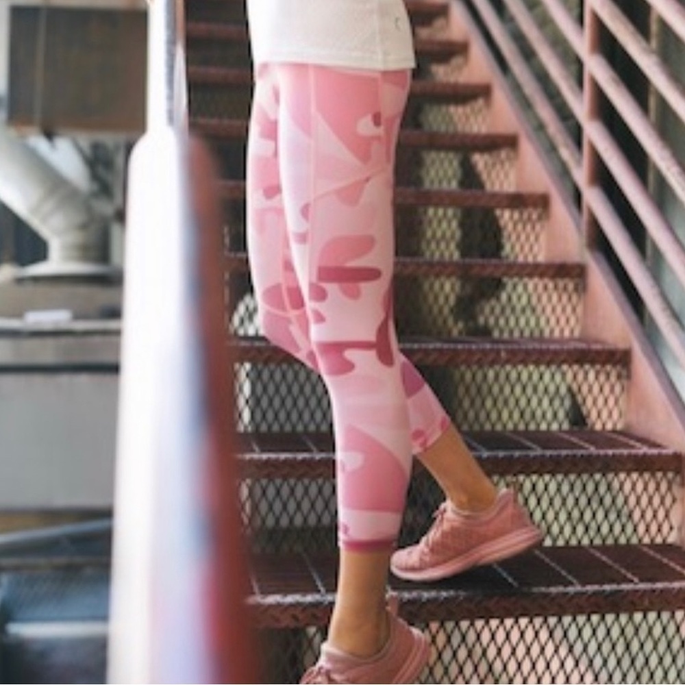 ZYIA LIGHT N TIGHT HIGH WAISTED PINK CAMO CAPRIS 20”LEGGINGS